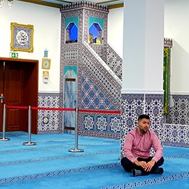 Ömür Hafizoglu in der Moschee