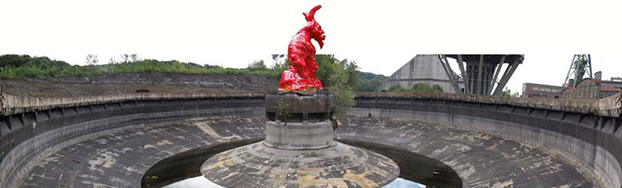 Kunstwerk Roter Hase vor Panorama