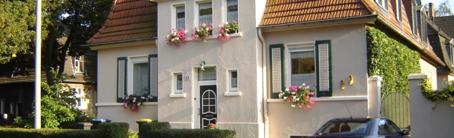 Mit Blumen geschmücktes Haus in der Gartenstadt