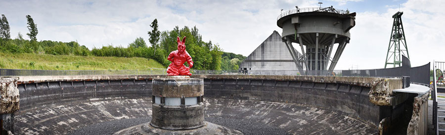 Kunstwerk Roter Hase vor Panorama