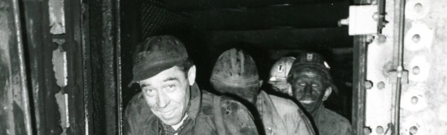 Bergarbeiter kommen von der Schicht